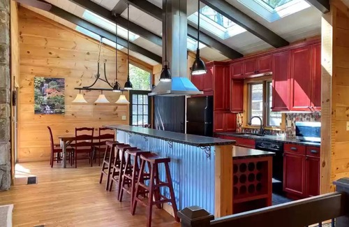 Lake Toxaway Casa | Magical Lakefront Cottage w/ country club access