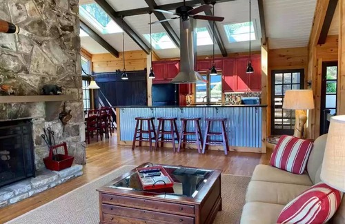 Lake Toxaway Casa | Magical Lakefront Cottage w/ country club access