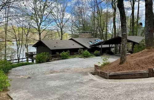 Lake Toxaway Casa | Magical Lakefront Cottage w/ country club access