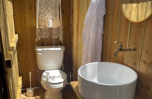 Cross Mountain Alquiler De RV | Magical Stargazing Retreat on 11 Acres in San Antonio Estrella 1