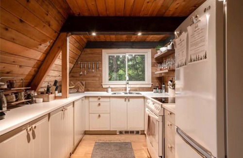 Huntsville Cabina | Magical TreeHouse I Hot Tub, Fireplace, Pets OK