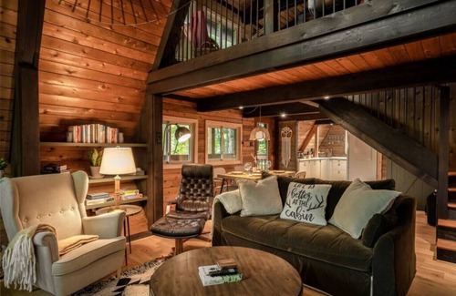 Huntsville Cabina | Magical TreeHouse I Hot Tub, Fireplace, Pets OK