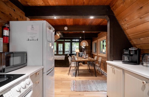 Huntsville Cabina | Magical TreeHouse I Hot Tub, Fireplace, Pets OK