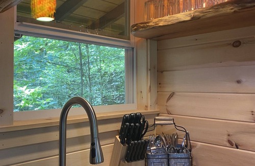 Copperhill Cabina | Magical Treehouse ~ Romantic Hot Tub ~Dog Friendly