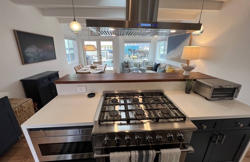 Marin City Alquiler De Eote | Magical Views Floating Home. Modern Styling for a Dream Vacation in Sausalito