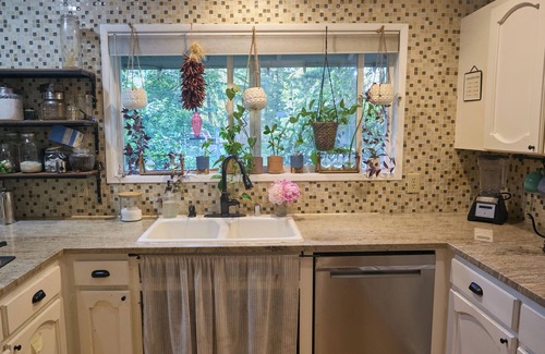 Battle Ground Otro | Magical Woodland Retreat in Battle Ground 6-bedroom farmhouse with fitness room