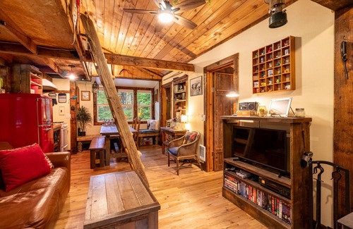 Ashford Cabina | Magical Woodland Retreat just 8 miles from Mount Rainier national Park!