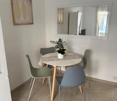 Antibes Old Town Apartamento | Maginifique T2 au cœur d Antibes avec parking