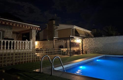 Aldea del Fresno Chalet De Esquí | Magnífico chalet con piscina privada y vistas impresionantes