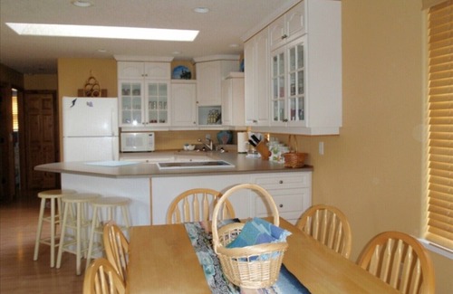 Magna bay Cabaña | Magna Bay Cottage. Esta propiedad de alquiler se encuentra en la hermosa bahía de Magna, Columbia Británica, Canadá, y esperamos su consulta y / o reserva.