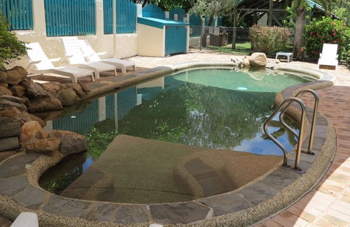 Arcadia Apartamento | Magnetic Reef 3 - Relaxing tropical getaway with lush gardens and complex pool, minutes to Alma Bay