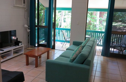 Arcadia Apartamento | Magnetic Reef 3 - Relaxing tropical getaway with lush gardens and complex pool, minutes to Alma Bay