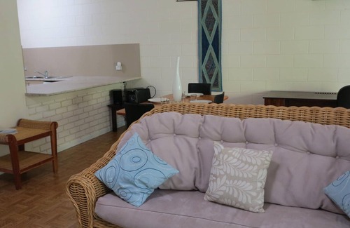 Arcadia Apartamento | Magnetic Reef 7 - Relaxing tropical getaway with lush gardens and complex pool, minutes to Alma Bay