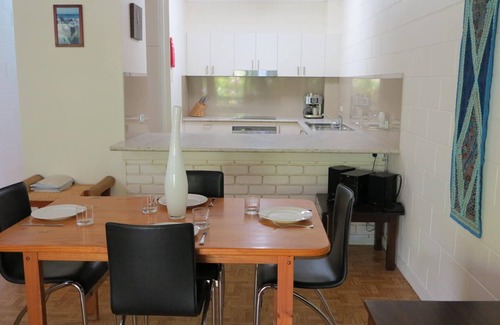 Arcadia Apartamento | Magnetic Reef 7 - Relaxing tropical getaway with lush gardens and complex pool, minutes to Alma Bay