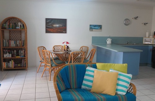 Arcadia Apartamento | Magnetic Shores Unit 3 - Delightful tropical getaway across the road to beautiful Alma Bay