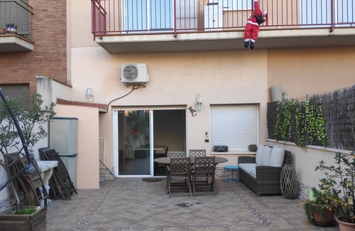 Sant Feliu de Llobregat Apartamento | Magnífica Apartamento con un gran patio. A 30 minutos del centro de Barcelona.