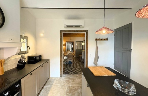 Saint-Quentin-la-Poterie Casa | Magnificent village house, 8 pers, air conditioning, pool, spa