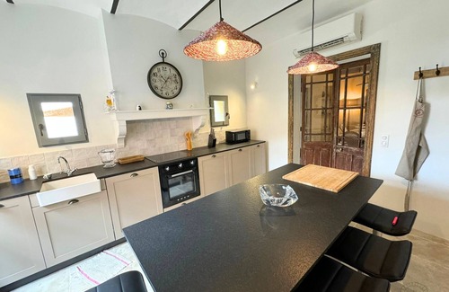 Saint-Quentin-la-Poterie Casa | Magnificent village house, 8 pers, air conditioning, pool, spa