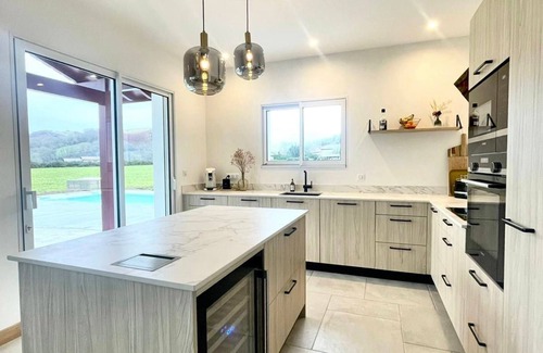 Saint-Pee-sur-Nivelle Casa | Magnificent Basque house with heated pool overlooking nature
