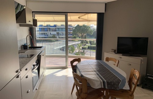 Mandelieu-La-Napoule Apartamento | Magnificent 3-room apartment close to the sea, swimming pool, beach, shops all within walking distance