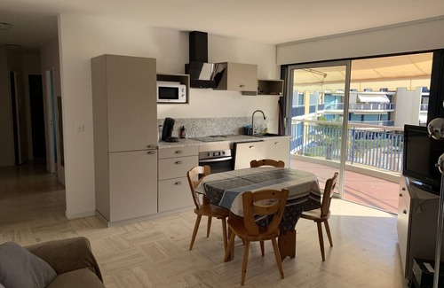 Mandelieu-La-Napoule Apartamento | Magnificent 3-room apartment close to the sea, swimming pool, beach, shops all within walking distance