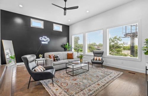Berry Hill Casa | Magnificent 4 Bedroom Home -w Balcony & Fireplace
