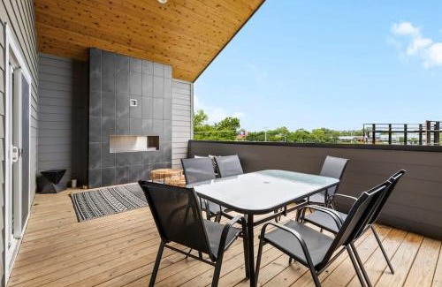 Berry Hill Casa | Magnificent 4 Bedroom Home -w Balcony & Fireplace