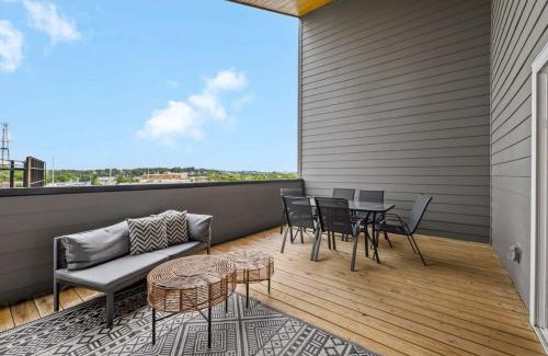 Berry Hill Casa | Magnificent 4 Bedroom Home -w Balcony & Fireplace