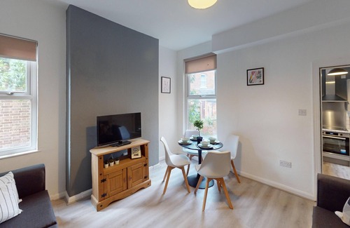 Beeston Casa | Magnificent 6-Bedroom Queen House in Beeston Awaits You!