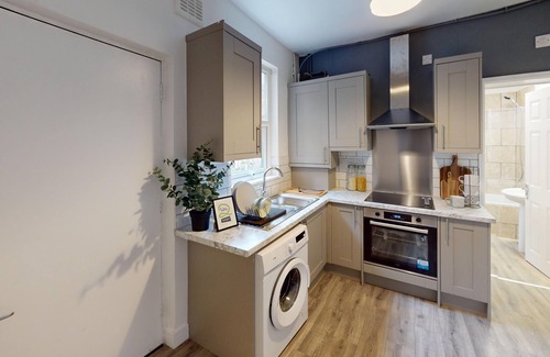 Beeston Casa | Magnificent 6-Bedroom Queen House in Beeston Awaits You!