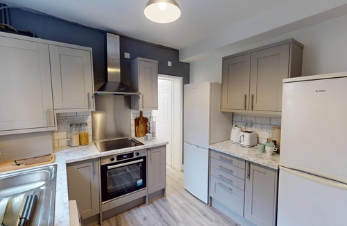 Beeston Casa | Magnificent 6-Bedroom Queen House in Beeston Awaits You!