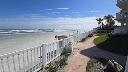 New Smyrna Beach Apartamento | Magnificent Beach Front Condo - Flagler Ave - 111