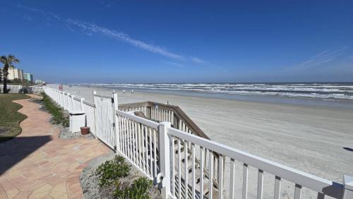 New Smyrna Beach Apartamento | Magnificent Beach Front Condo - Flagler Ave - 111