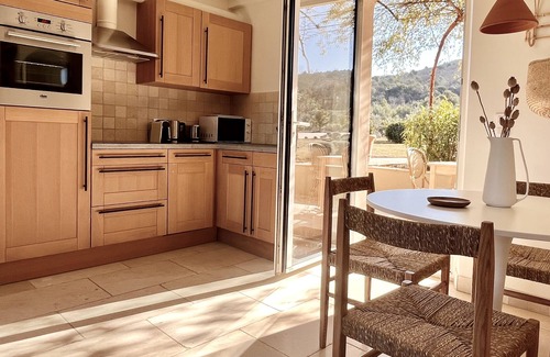 Alleins Cama Y Desayuno | Magnificent charming cottage with panoramic views of the Luberon