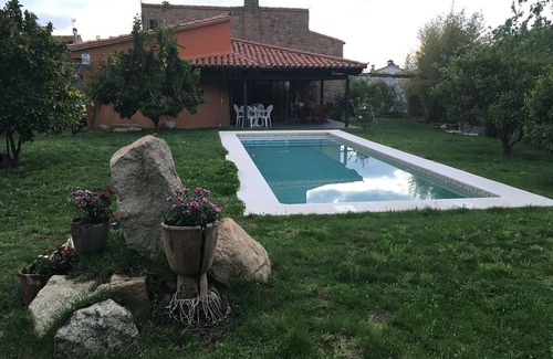 Hoyos Cabaña | Magnifica Casa para 5 personas con huerto y piscina, vive la España rural, wifi