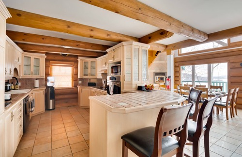 Lac-Simon Chalet De Esquí | Magnificent log cabin with breathtaking views and water access