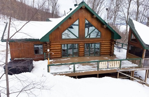 Lac-Simon Chalet De Esquí | Magnificent log cabin with breathtaking views and water access