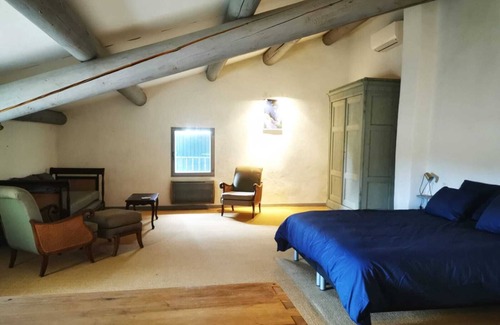 Orange Otro | Magnificent Mas provençal. Not overlooked, with swimming pool and large enclosed garden.