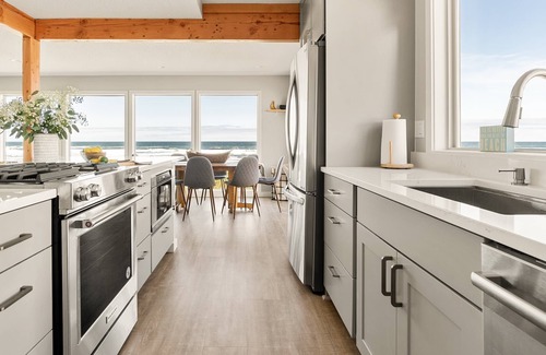 Rockaway Beach Casa | Magnificent Panoramic Ocean & Beach Views, Hot Tub, Game Room, BBQ, Fully Updated in Open Layout