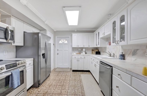 Oakford Park Casa | Magnificent Pool House in the Heart of Tampa - Sleeps 10
