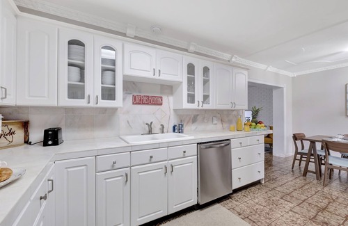 Oakford Park Casa | Magnificent Pool House in the Heart of Tampa - Sleeps 10