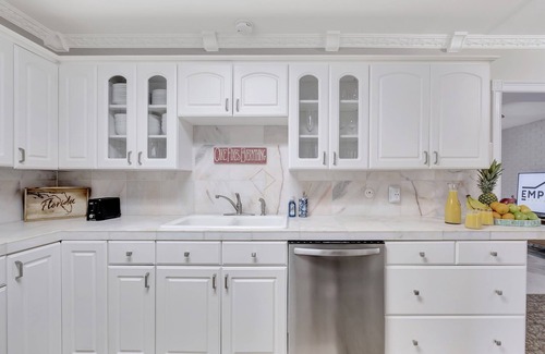 Oakford Park Casa | Magnificent Pool House in the Heart of Tampa - Sleeps 10