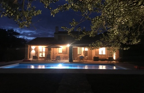 Bonnieux Casa | Magnífica propiedad que comprende casa con piscina y redil