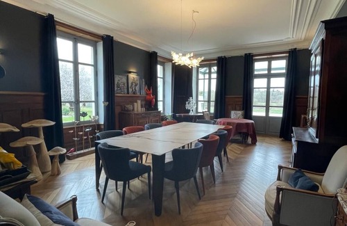 Yvre-l'Eveque Cama Y Desayuno | Magnificent room in a castle at the gateway to the circuit