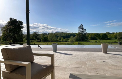 Yvre-l'Eveque Cama Y Desayuno | Magnificent room in a castle at the gateway to the circuit