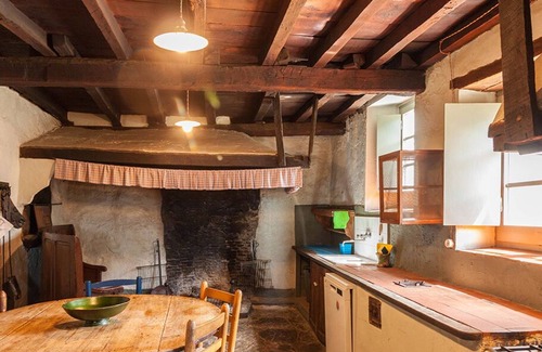 Sales de Llierca Cabaña | Magnifica masía de piedra perdida en la montaña con capacidad para 18 personas