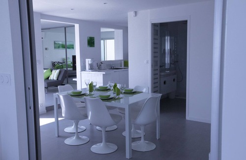Bandol Apartamento | APARTAMENTO DE DISEÑO DE 4 ESTRELLAS EN BANDOL, AIRE ACONDICIONADO, MAGNIFICA VISTA AL MAR Y PISCINA