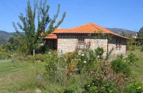 Cossourado Cabaña | Magnifica casa en piedra, con jardín y espacios verdes.