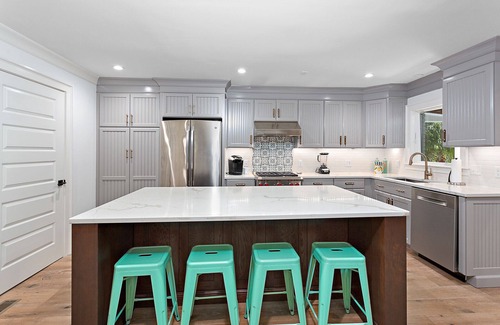 East Beach Casa | ¡Nuevo listado! Bellamente renovada casa familiar de East Beach! Calefacción de piscina gratis, cerca de TODO!