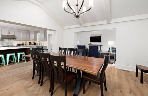 East Beach Casa | ¡Nuevo listado! Bellamente renovada casa familiar de East Beach! Calefacción de piscina gratis, cerca de TODO!